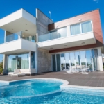 Light And Bright With Fantastic Water Views
